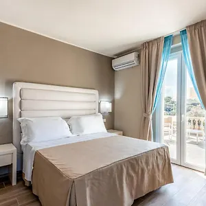 https://villa-tirreno.it-tuscanyhotel.com